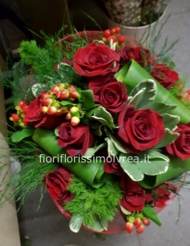 Bouquet di rose rosse e iperico