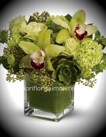 orchidee cimbidium in vaso di vetro con rose