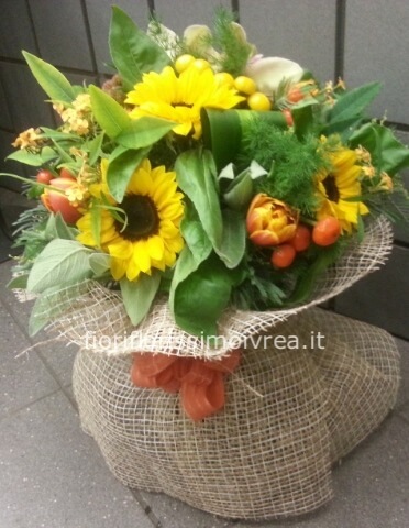 Bouquet Di Girasoli E Tulipani Florissimo Fiori A Ivrea Consegna Fiori A Ivrea Bouquet Addobbi Per Matrimoni Consegna Fiori A Domicilio Commercio Elettronico