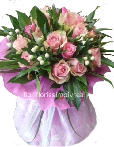 Mazzo rose rosa e verdi decorativi