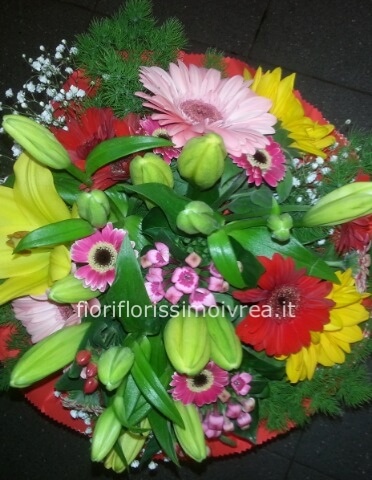 mazzo con lillium gerbere e rose