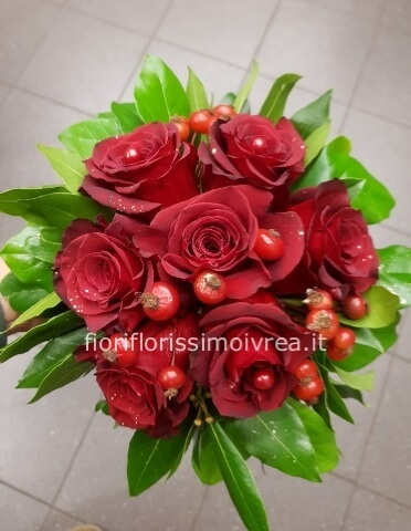 Bouquet di 7 rose rosse e bacche