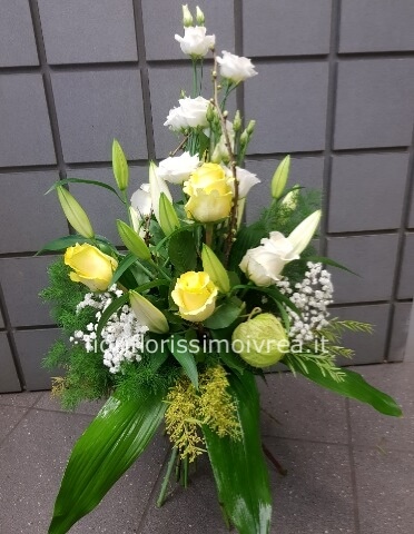 mazzo decorativo di lilium, rose gialle e lisianthus