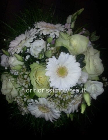 Bouquet bianco di rose gerbere e lisianthus