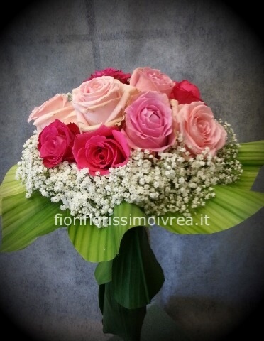 Bouquet di rose con colori tenui e gipsofila