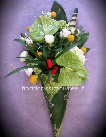 cono di foglie con fiori