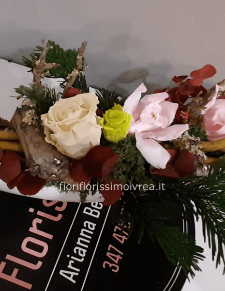 Composizione con fiori secchi e stabilizzati