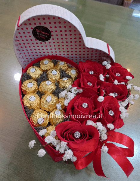 Cuore di rose e cioccolatini